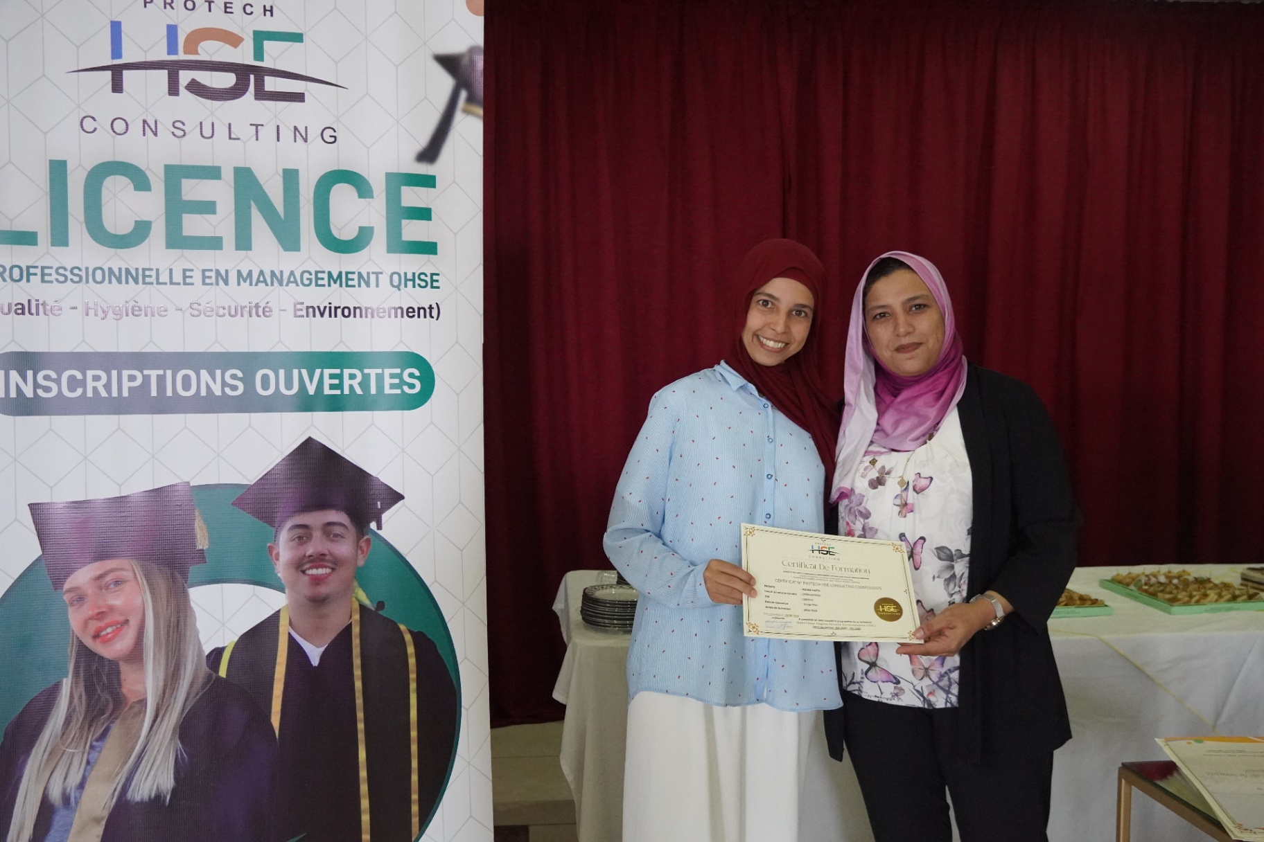 Remise du certificat de formation à une lauréate