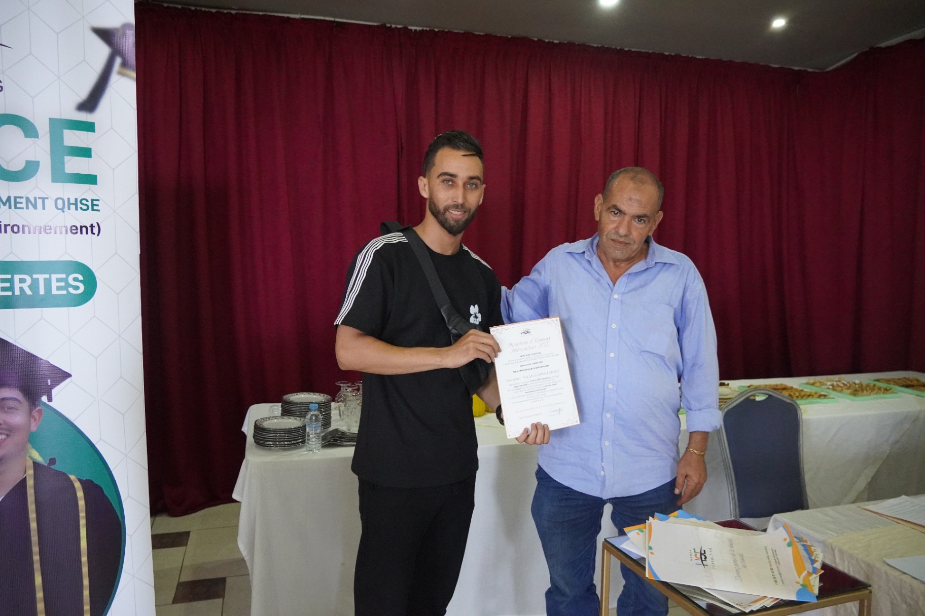 Étudiant recevant son attestation